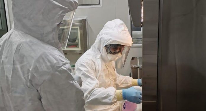 Estado de México adquiere equipo para analizar muestras de coronavirus. 200 a 500 estudios diarios