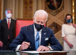 Biden firma decretos sobre «soñadores», el muro con México y veto migratorio