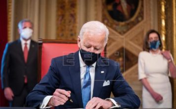 Biden firma decretos sobre «soñadores», el muro con México y veto migratorio